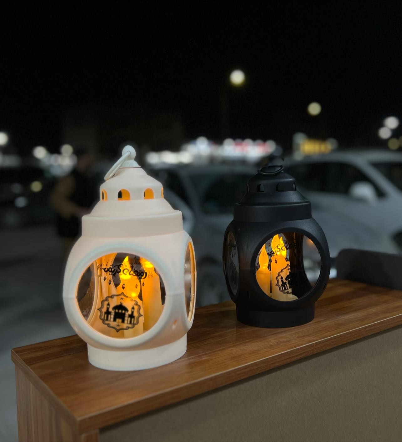 فانوس رمضان أكريليك دائري بإضاءة LED – أبيض / أسود